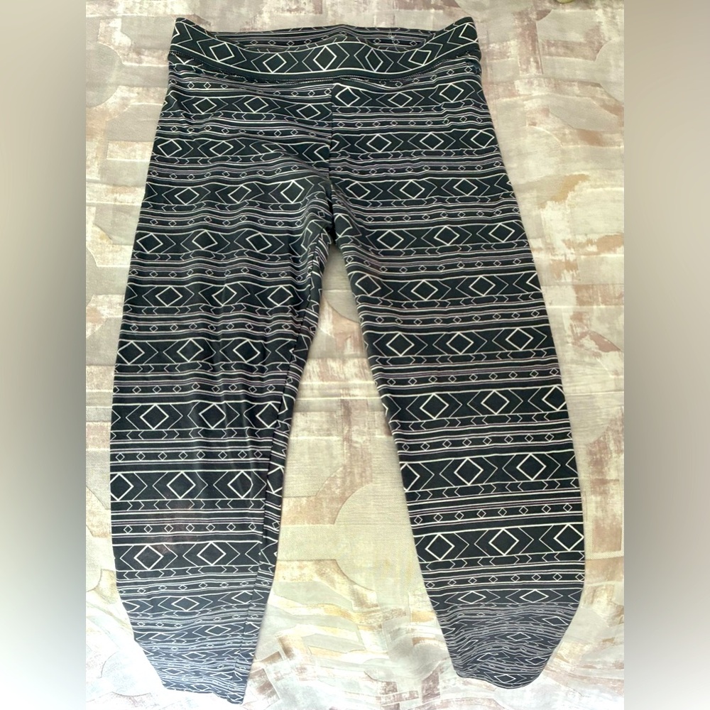 Gently Worn Victoria Secrets Geometric Patterned Leggings Grey and white. XS